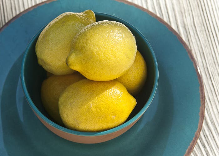 Limones en una fuente
