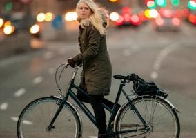 Mujer en bicicleta por Copenhage