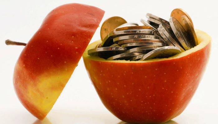 Una manzana con monedas en su interior