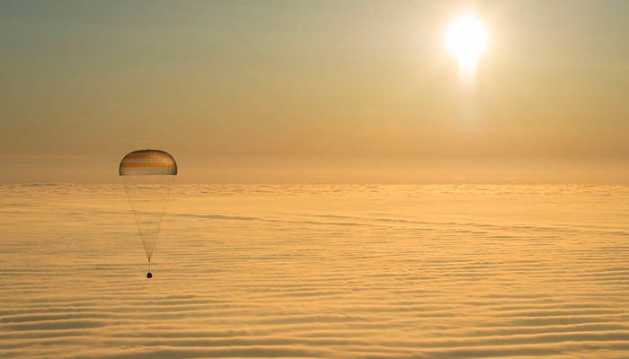 Descenso en paracaídas de la cápsula Soyuz hacia la Tierra
