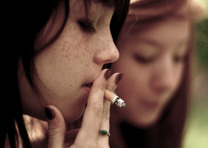 Adolescentes fumando