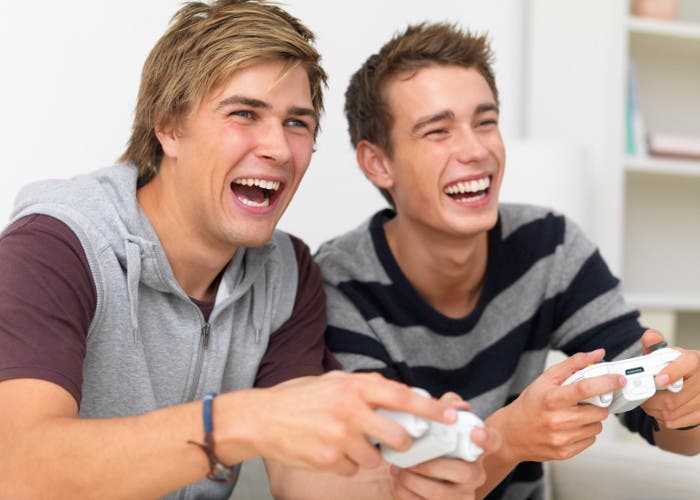 Dos chicos jugando a videojuegos