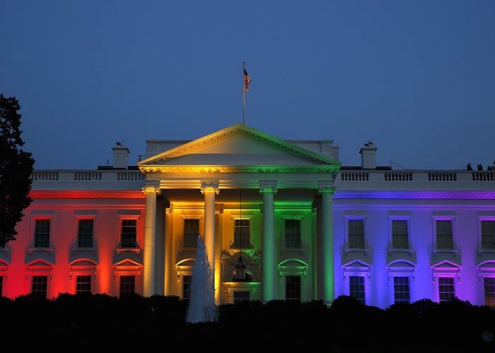 Casa blanca iluminada bandera arcoiris