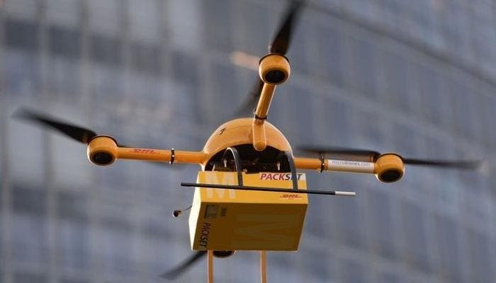 Imagen de un dron llevando un paquete