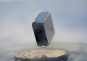 Imagen de una pieza levitando magnéticamente