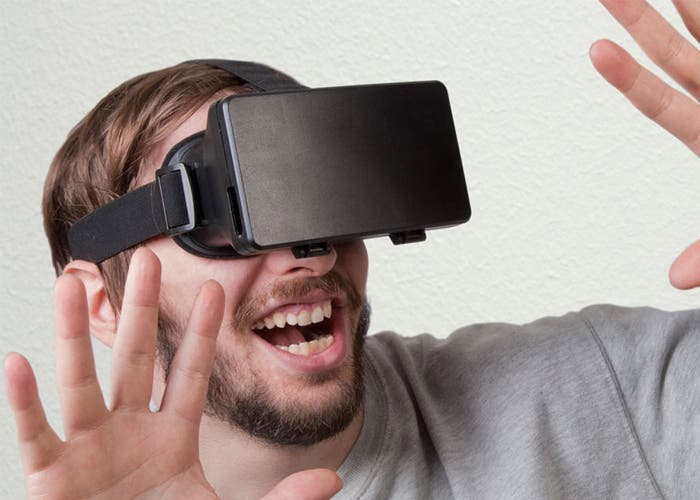 Usando gafas de realidad virtual