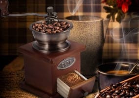 molinillo de café vintage con granos en el cuenco