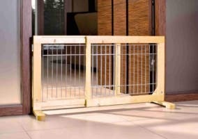 barrera para perros de madera colocada en una puerta