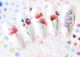 uñas artificiales con diseño de flores