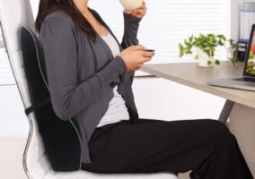 mujer sentada en una silla de oficina con soporte lumbar