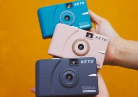 tres cámaras analógicas de colores azul, rosa y negro