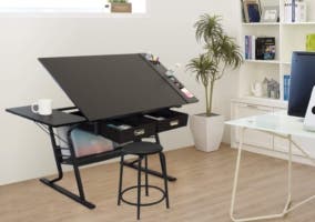 habitación con luz natural y mesa de dibujo profesional en color negro