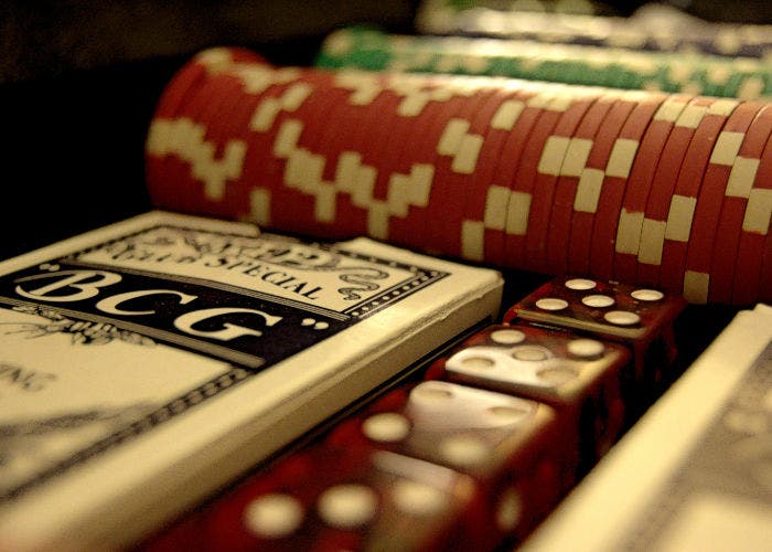 Fichas y cartas de póker