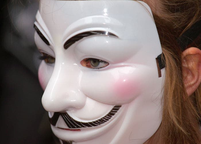 Mujer con la careta de Anonymous